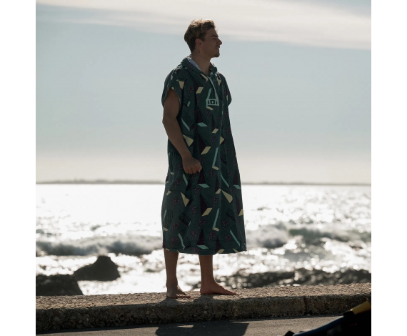 ss24__0021_ion_accessories_poncho_core_1753779694-e7d14f8cc1901f046e78fa376551310d.jpg